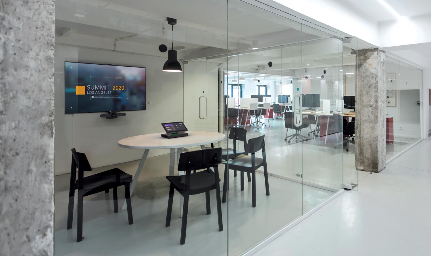 A modern huddle space with Logitech Meetup