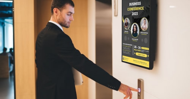 How Digital Signage Improves Employee Communication